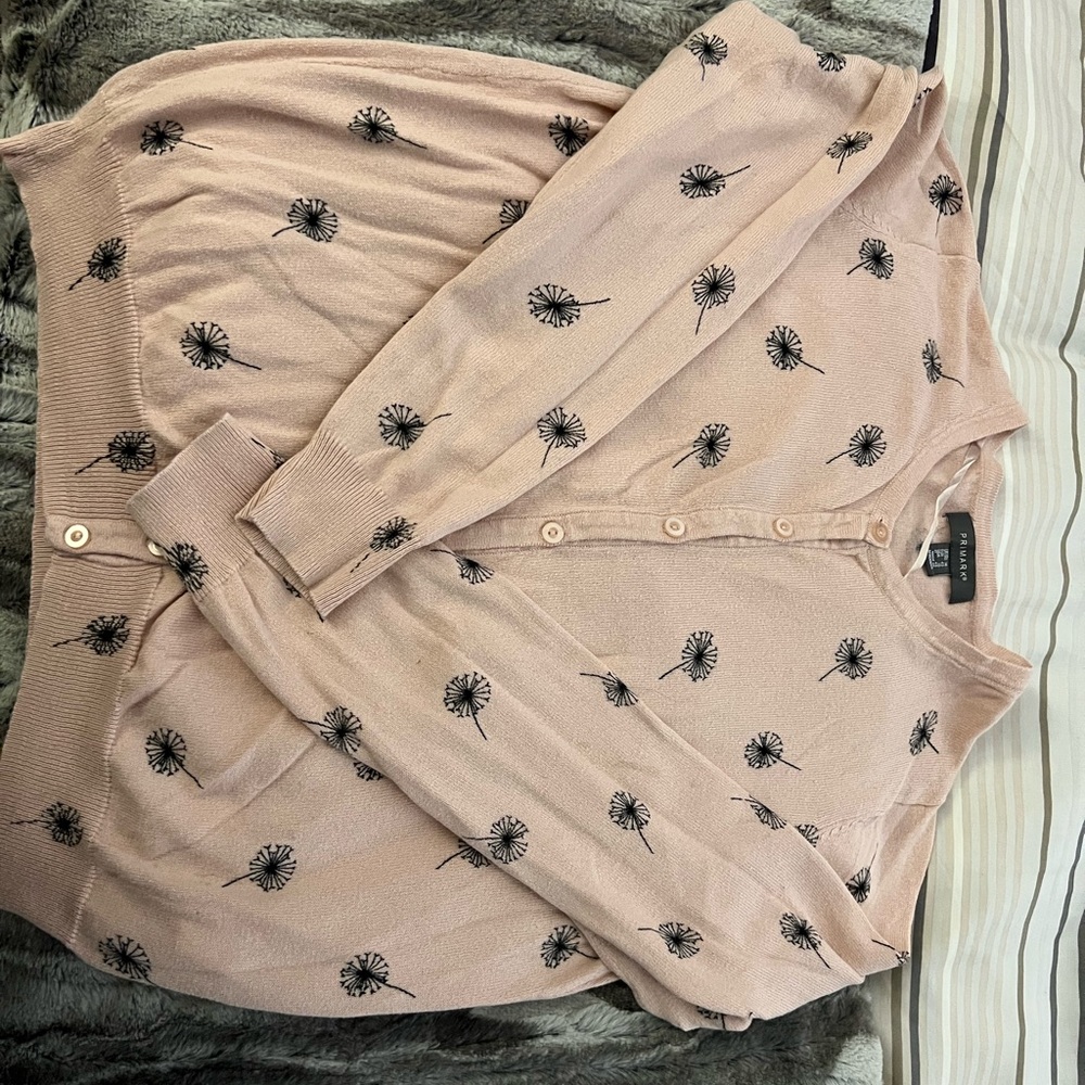 🚨 LAST CHANCE BEFORE DONATION 🚨 Cute light pink cardigan